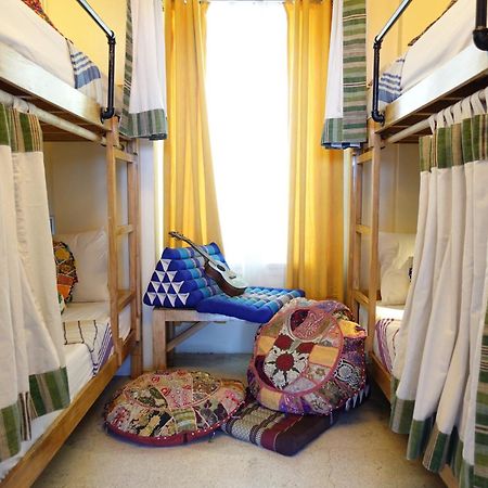 Flotsam And Jetsam Artist Beach Hostel Сан Хуан Екстериор снимка