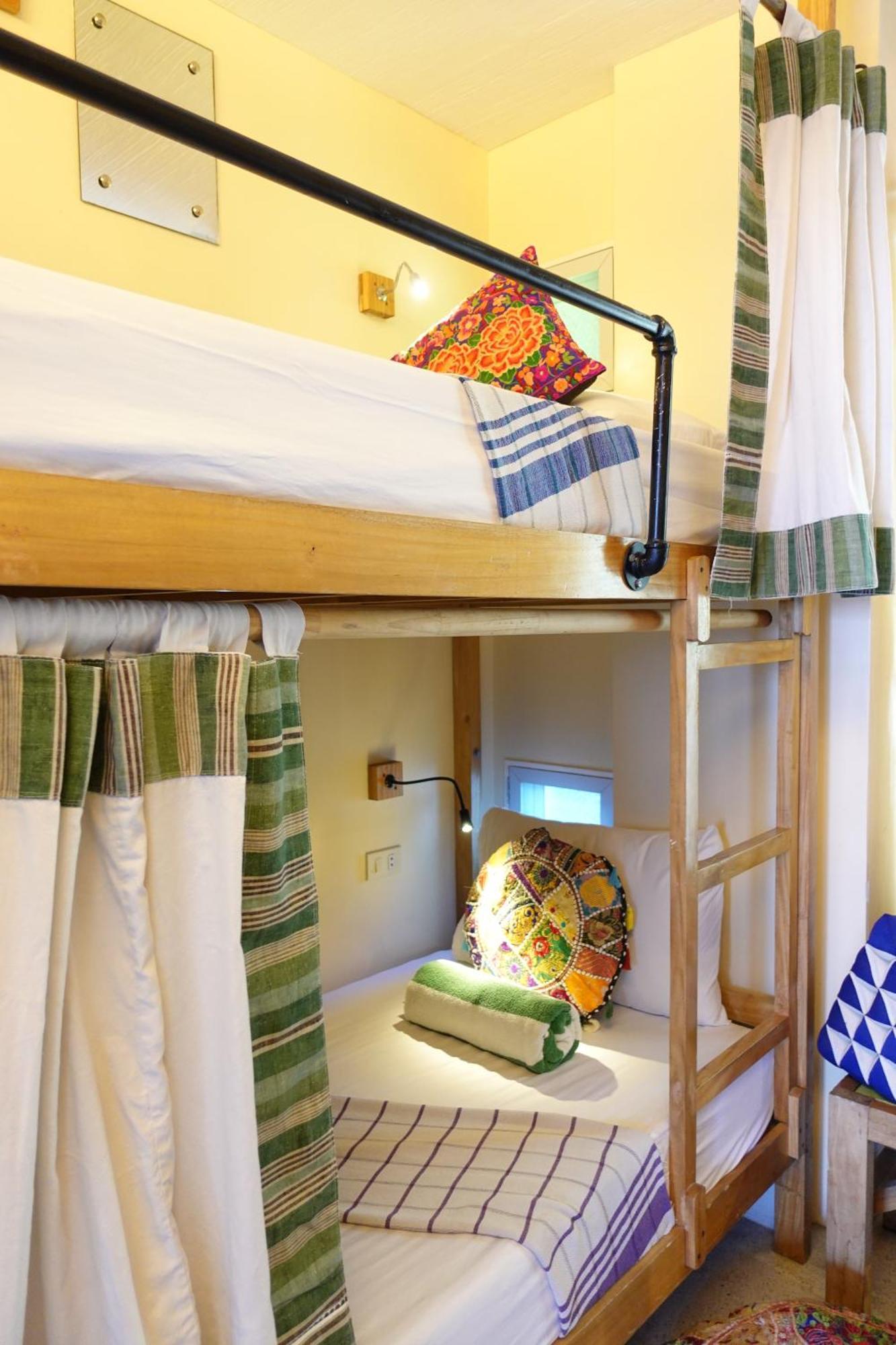 Flotsam And Jetsam Artist Beach Hostel Сан Хуан Екстериор снимка