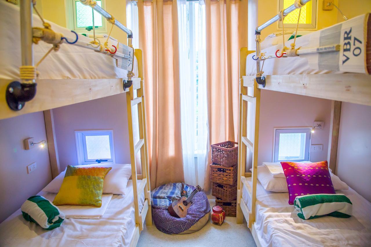 Flotsam And Jetsam Artist Beach Hostel Сан Хуан Екстериор снимка