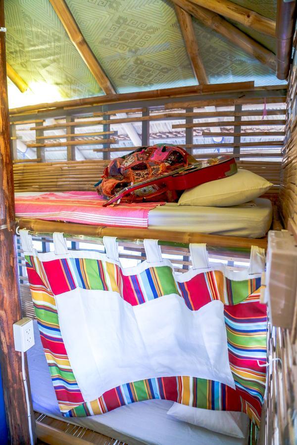 Flotsam And Jetsam Artist Beach Hostel Сан Хуан Екстериор снимка