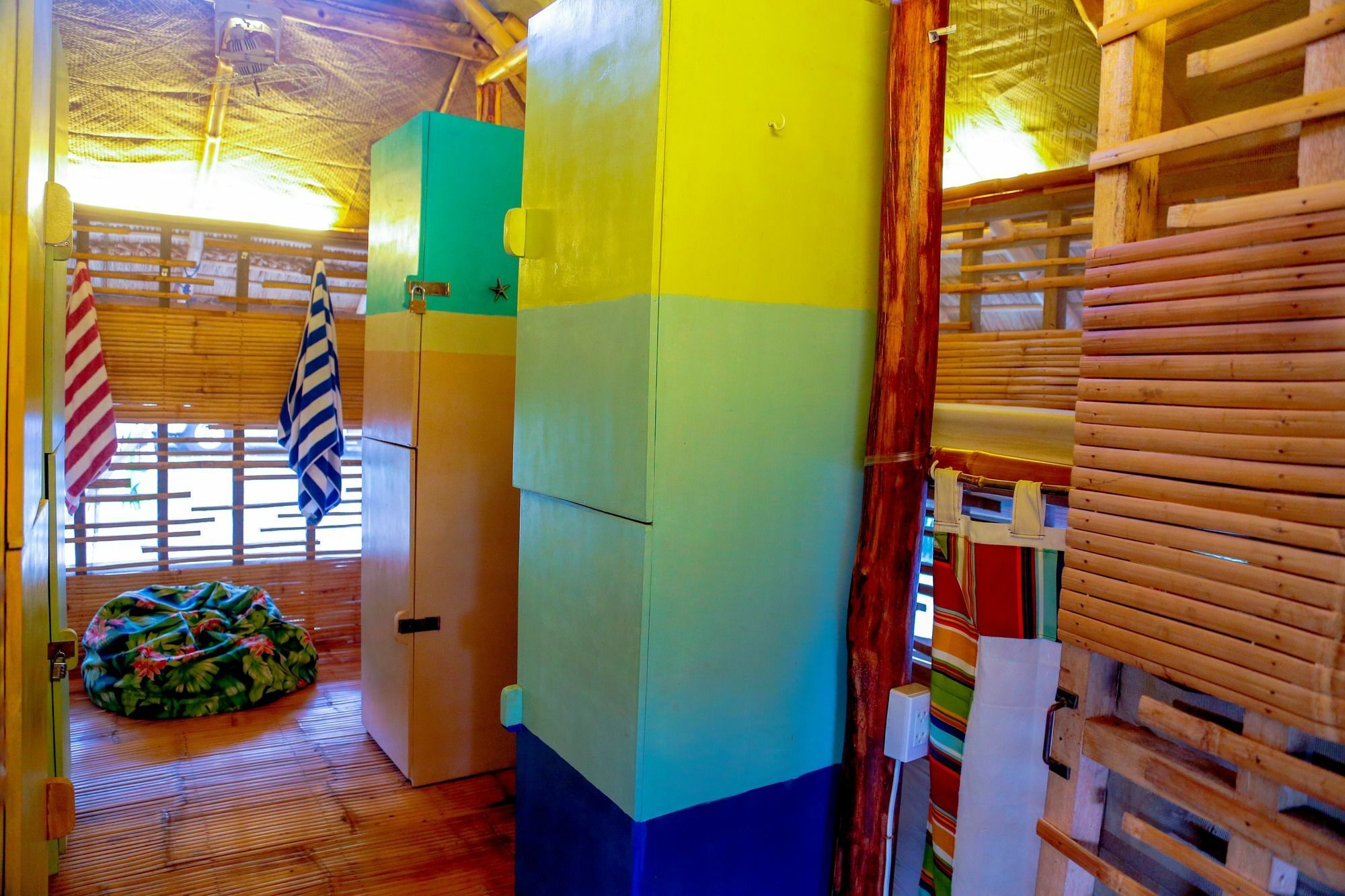 Flotsam And Jetsam Artist Beach Hostel Сан Хуан Екстериор снимка